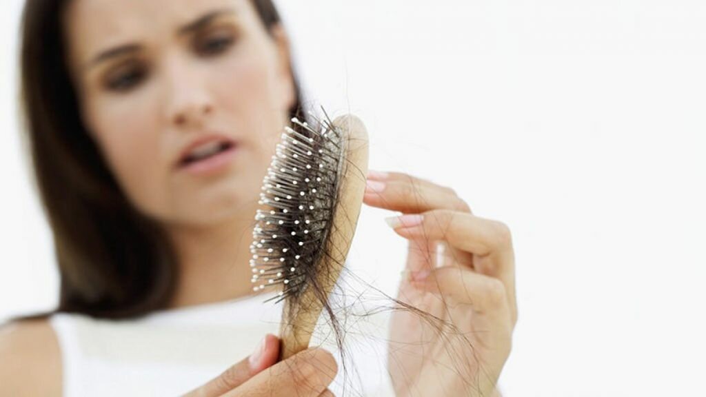 Що потрібно робити щоб зупинити випадіння волосся?