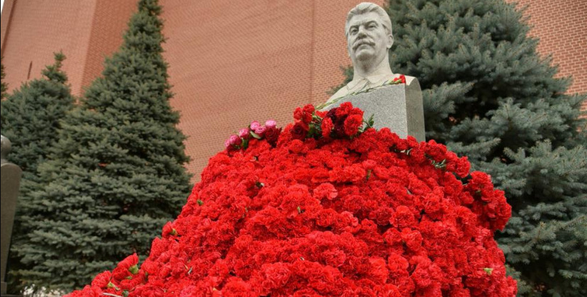 Пам'ятник Сталіна завжди завалений квітами, а Хрущова немає. Хрущова не поважають?