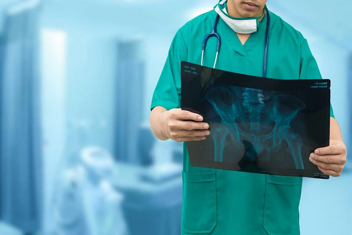 Лікар хірург-травматолог із рентгенівським знімком