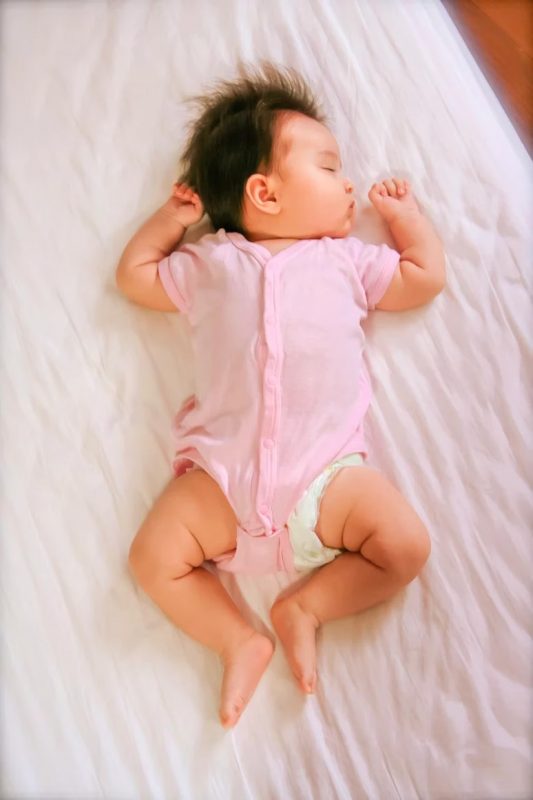 Ребенок спит в памперсе