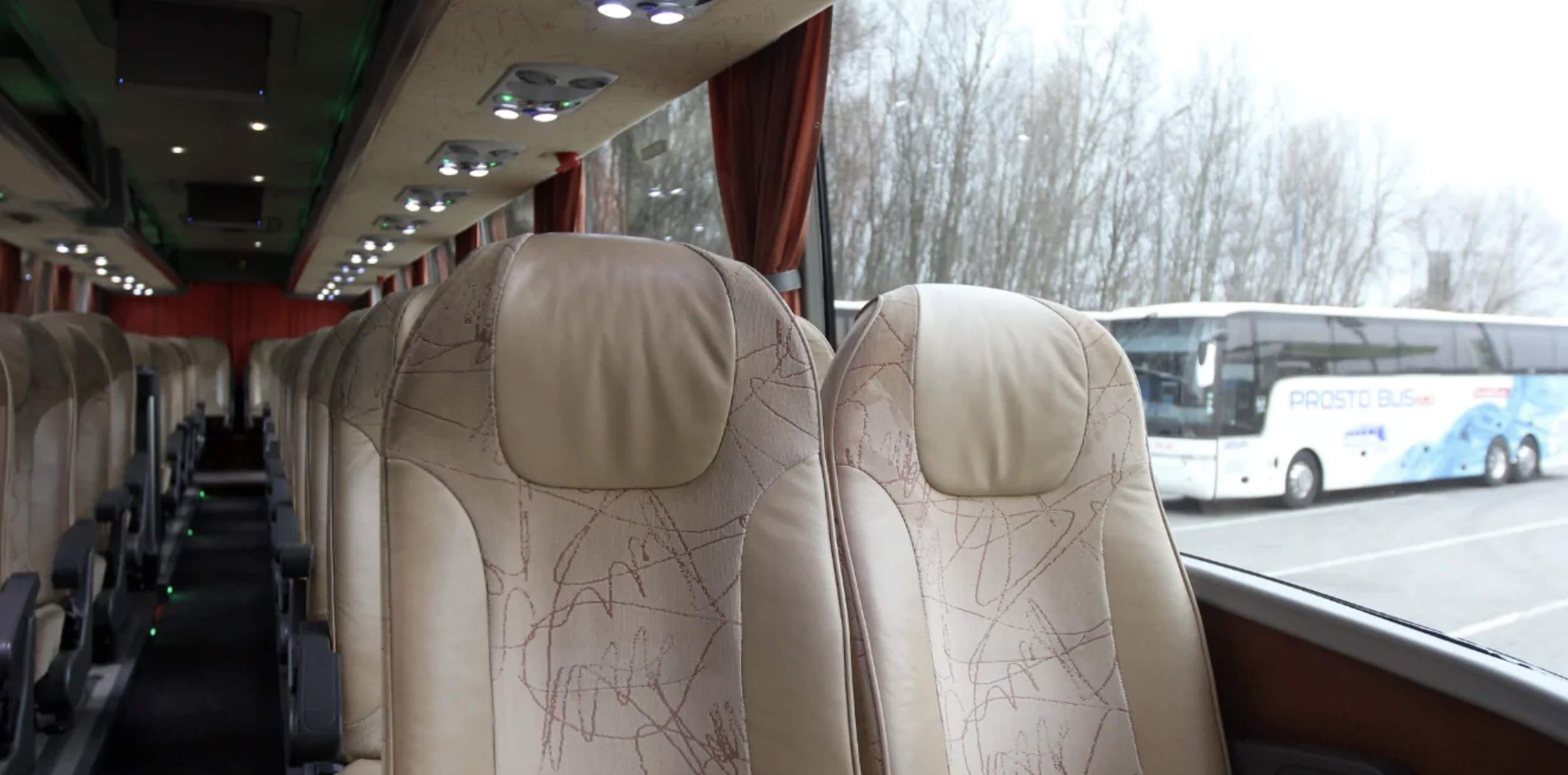 М'які кресла в туристичному автобусі