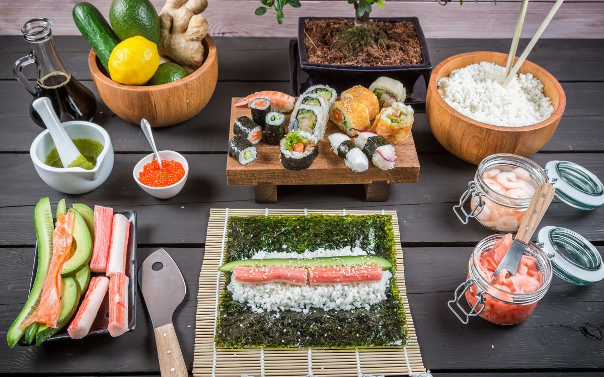 Продукты для суши, вареный рис, рыба, нори