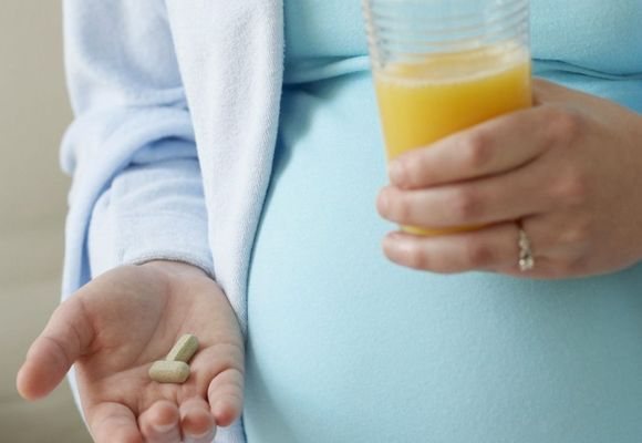 вагітна п'є ліки