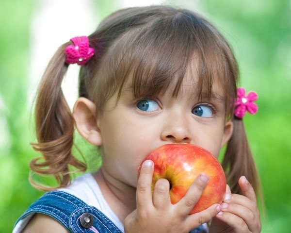 Дівчинка з яблуком
