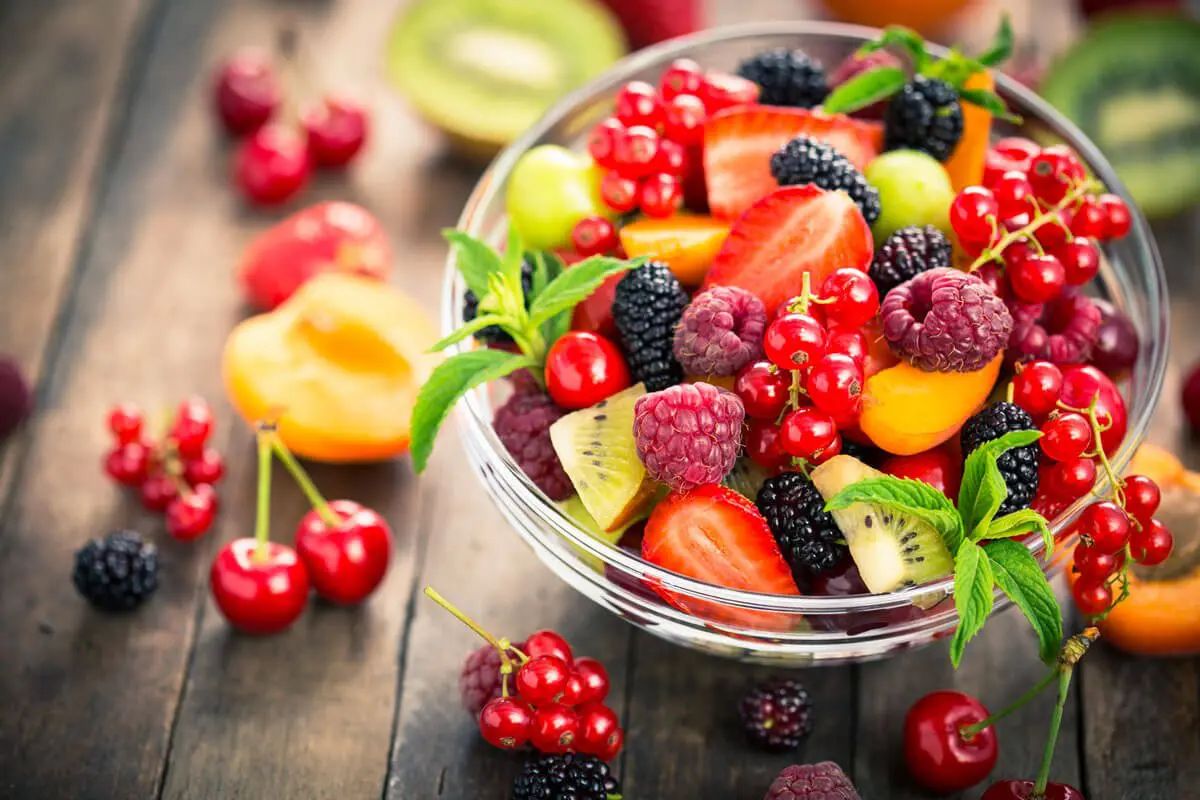 Красивые сочные фрукты и ягоды