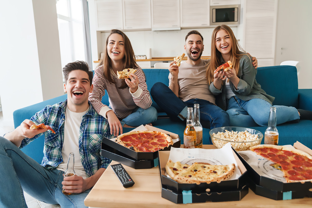 Люди едят пиццу и смотрят кино