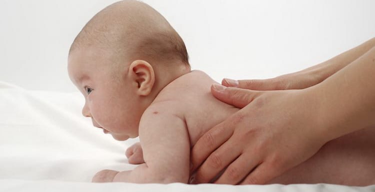 Гімнастика при кривошиї у немовлят проводиться до 4 разів на тиждень.