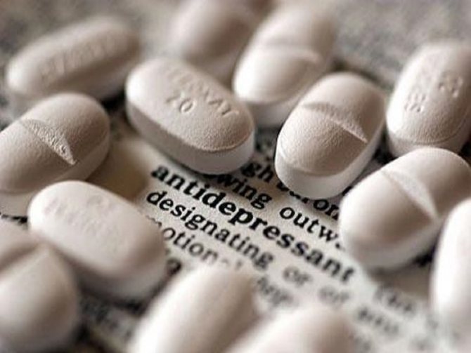 Жменя антідепресантів в таблетках на газеті