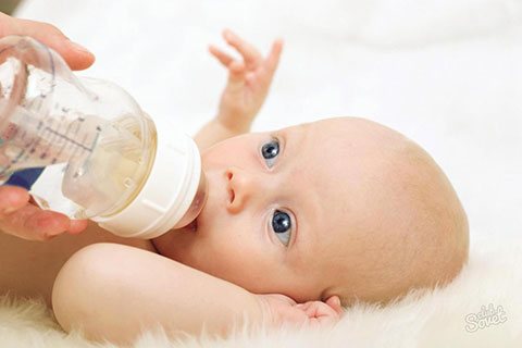 немовля п'є з пляшки