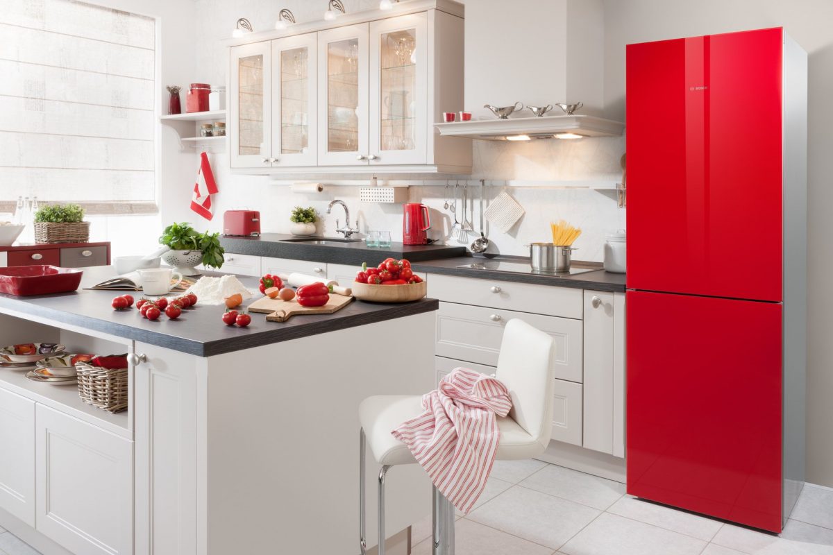 Яркий холодильник Bosch в интерьере кухни