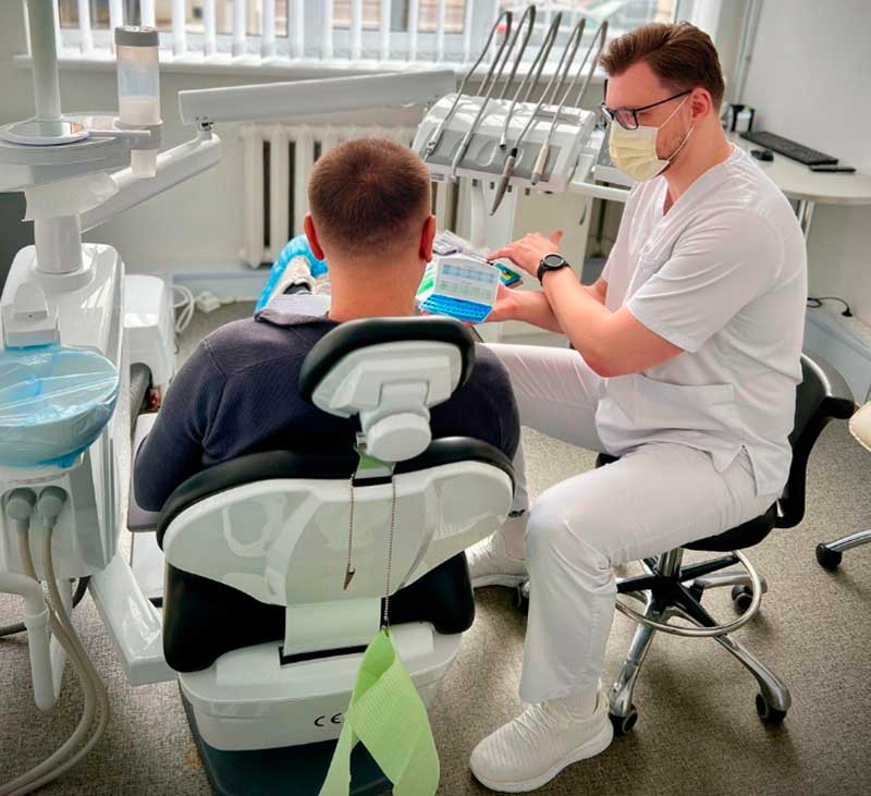Консультація у лікаря перед встановленням металокерамічних коронок: фото стоматологічної клініки SmileLab (м. Київ) 