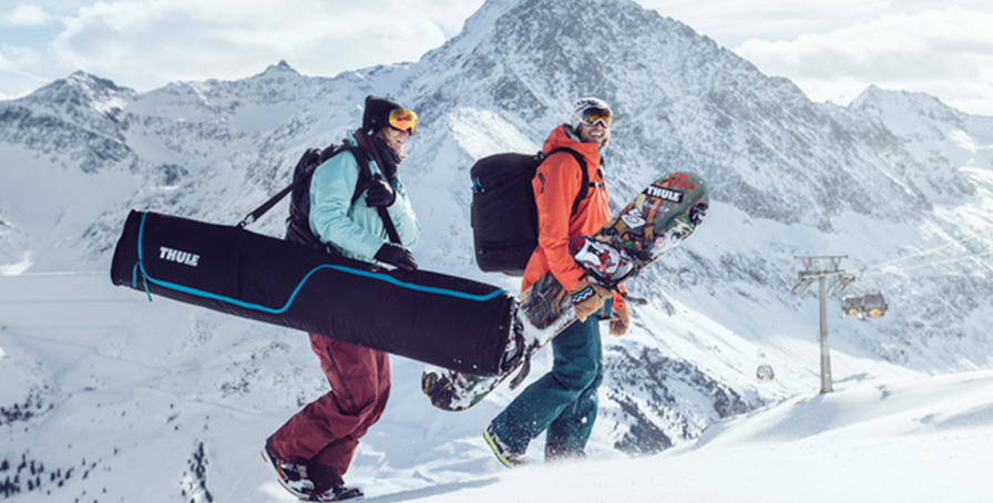 Парень и девушка идут кататься на лыжах в горы