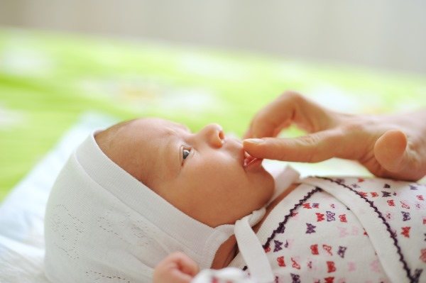 Коротка вуздечка язику у дитини, новонародженого. Як визначити, ознаки, в якому віці підрізати