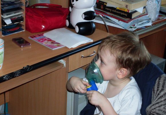 Хлопчик лікується вдома с помощью інгалятора