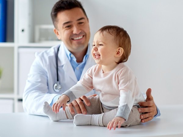 малюк на огляді у лікаря