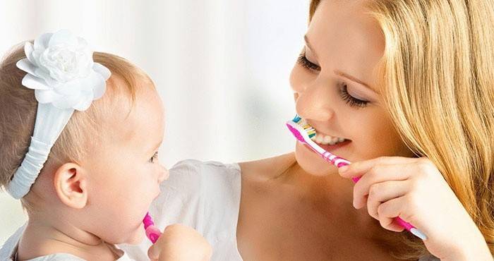 Мама і дитина чистять зуби, щоб уникнути болячок губ