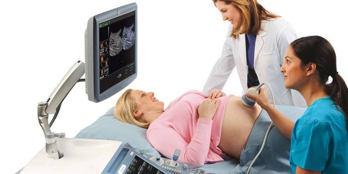 Медики роблять УЗД вагітної жінки