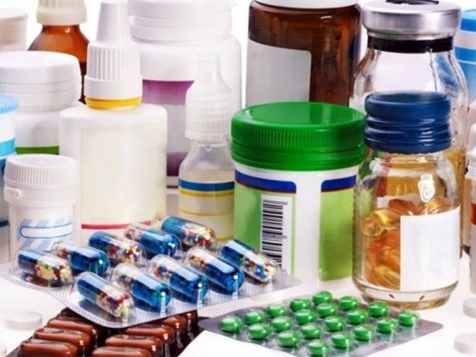 На столі маса різніх аптечних препаратів и антидепресанти в блістерах