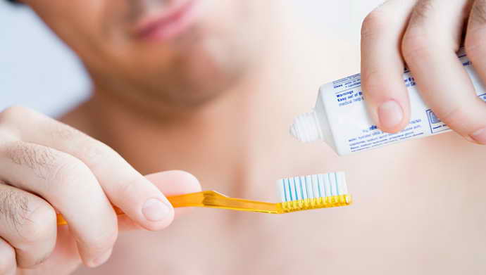 Нечасто проводяться гігієнічні процедури порожнини рота і жовтий наліт
