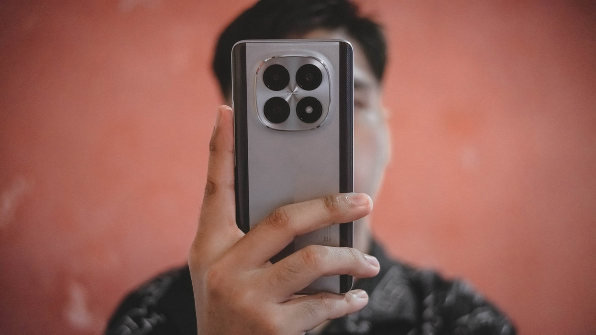 Poco посунули конкурентів