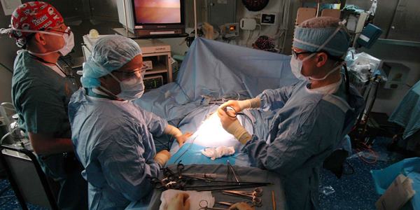 при гострому калькульозному холециститі застосовують три види хірургічних операцій: Лапароскопія, Чрескожная холецістостомія, Відкрита порожнинна операція