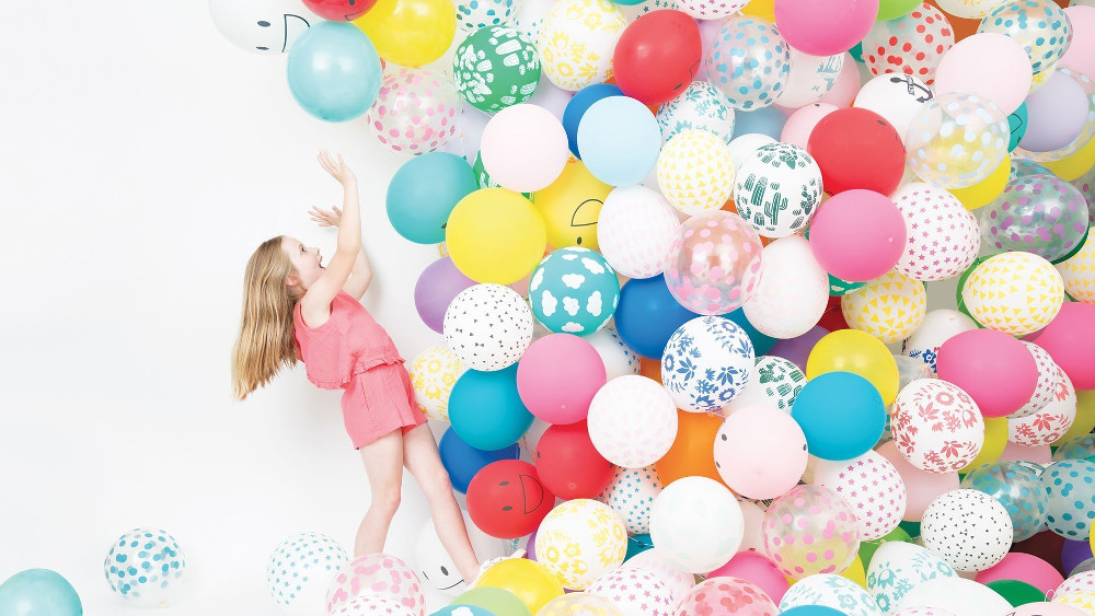 Девочка и куча шариков разных цветов