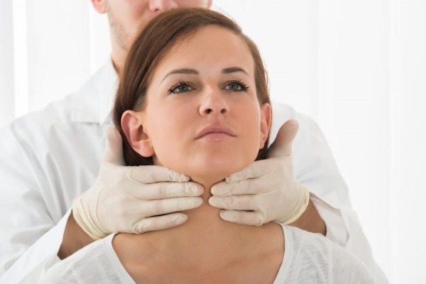 Симптоми захворювання щитовидної залози у жінок, перші ознаки, лікування медикаментами і народними засобами