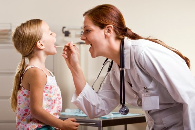 Тонзиліт у дітей може бути гострим або хронічним. Гостра форма має яскраво виражені симптоми