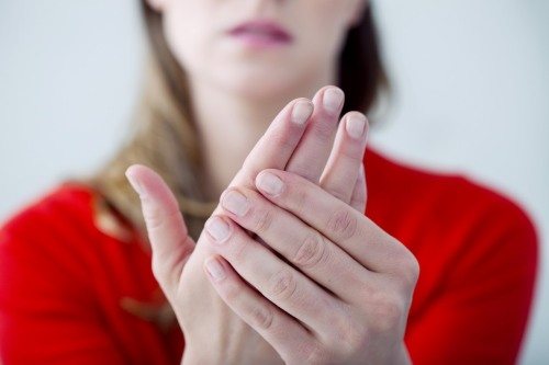 Тріщини на пальцях рук - причини, фото. Лікування в домашніх умовах народними засобами, лікувальними мазями