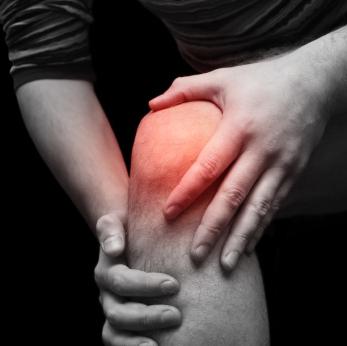 Забій коліна при падінні: лікування в домашніх умовах, надання першої допомоги