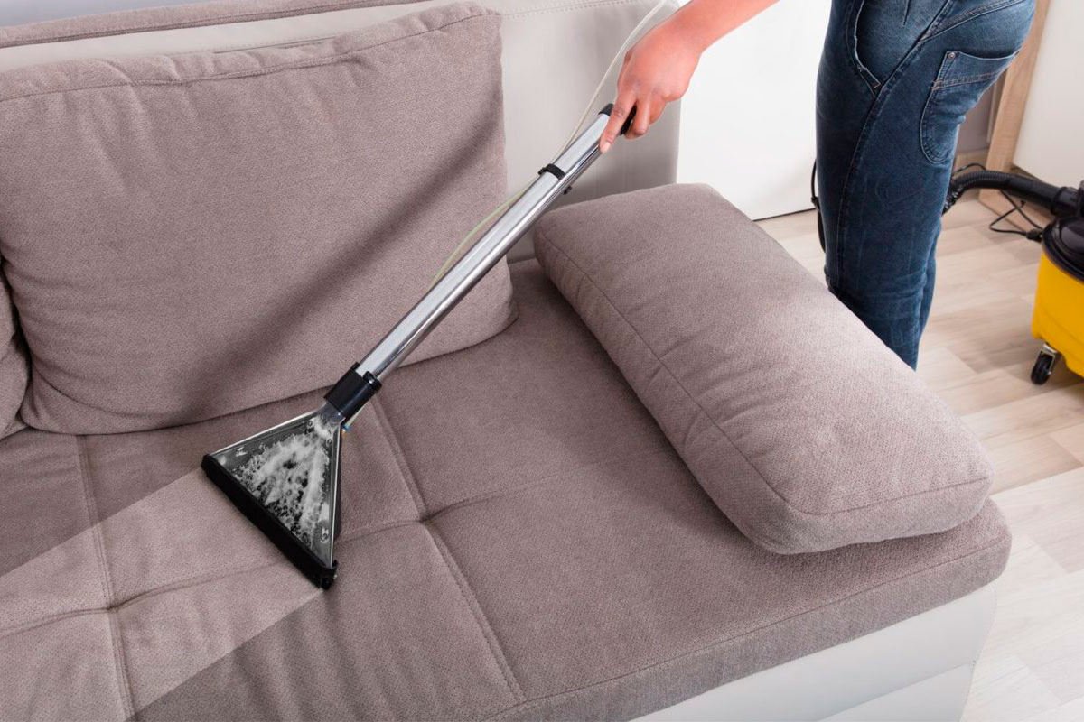 Химчистка мягкой мебели: удаление пыли и неприятного запаха дивана
