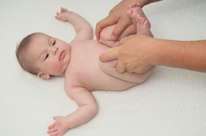 В якій позі робити мікроклізму немовлятам?
