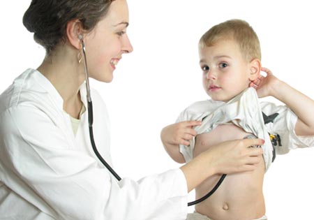 Лікар оглядає дитину