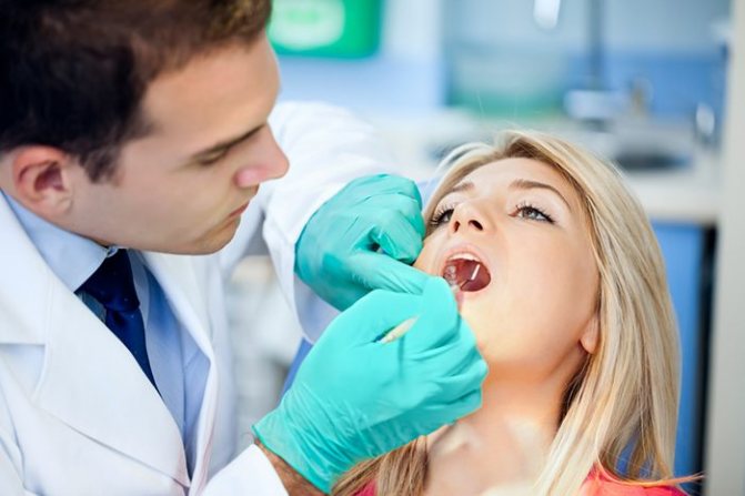 жінка на прийомі у стоматолога